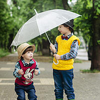 Kinder unter Regenschirm