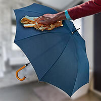 Regenschirm abwischen